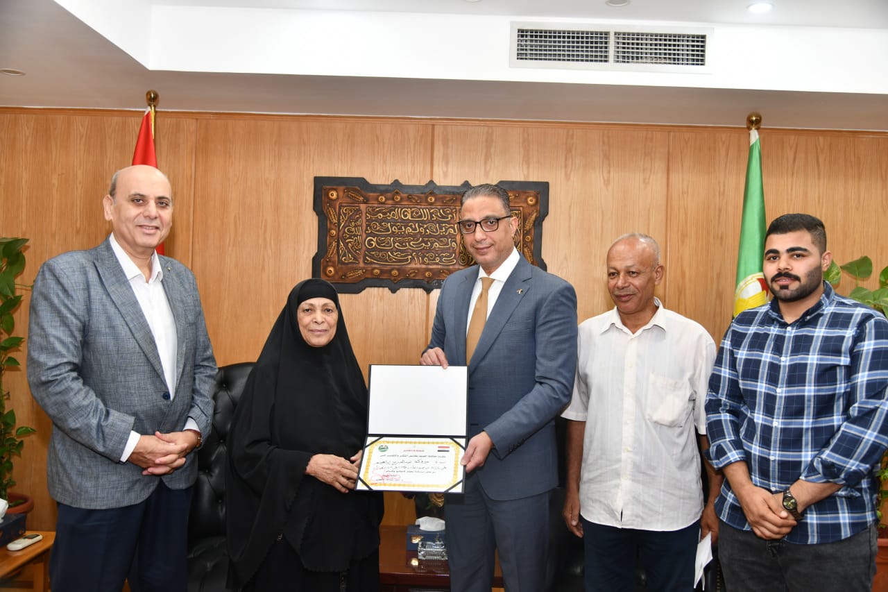 المحافظ يهديها رحلة عمرة 