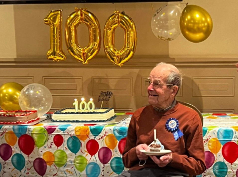 عجوز يحتفل بعمره 