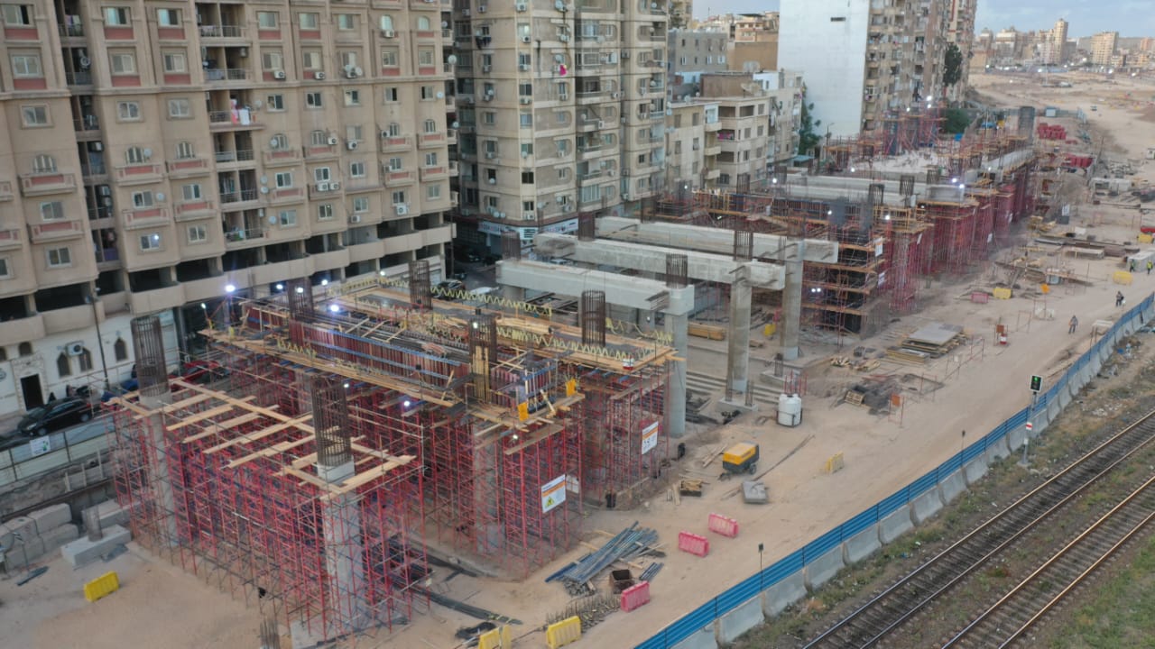 أعمال تركيب الكمرات بمترو الاسكندرية (5)