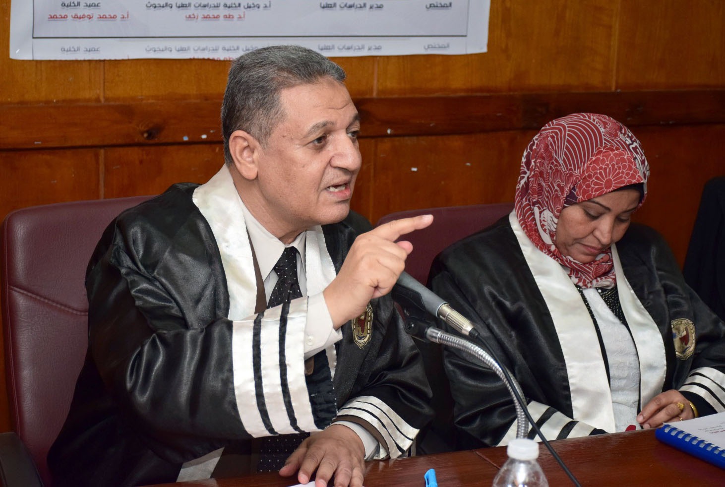 الدكتور صابر حارص والدكتورة أسماء عرام خلال المناقشة