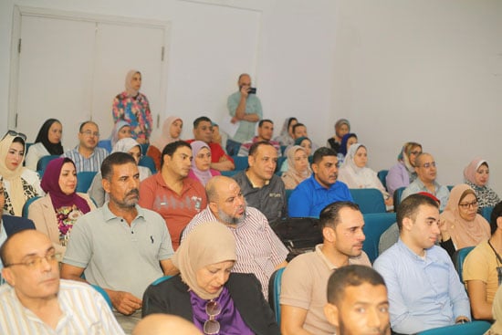الحضور خلال الندوة
