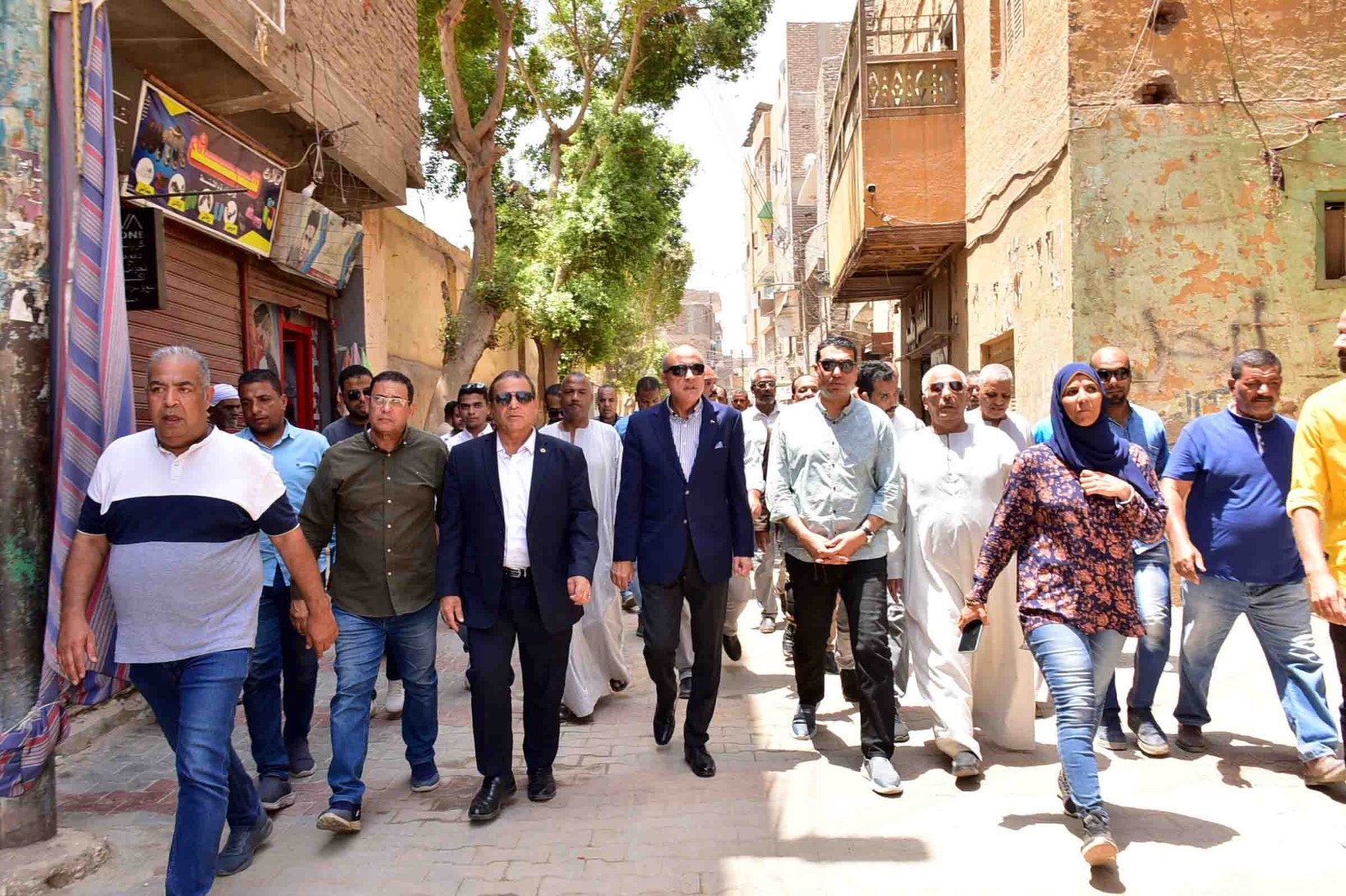 محافظ الأقصر يتفقد مشروعات تطوير الطرق والكورنيش ومصنع السكر بأرمنت