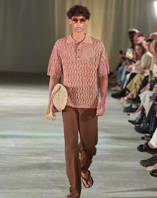صورة لعارض أزياء من أسبوع الموضة