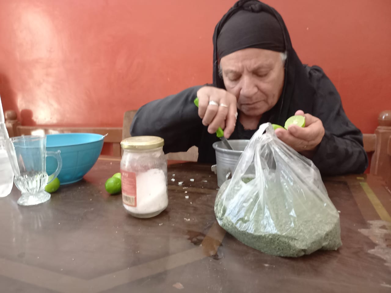 السيدة إيزيس أثناء التجهيزات 