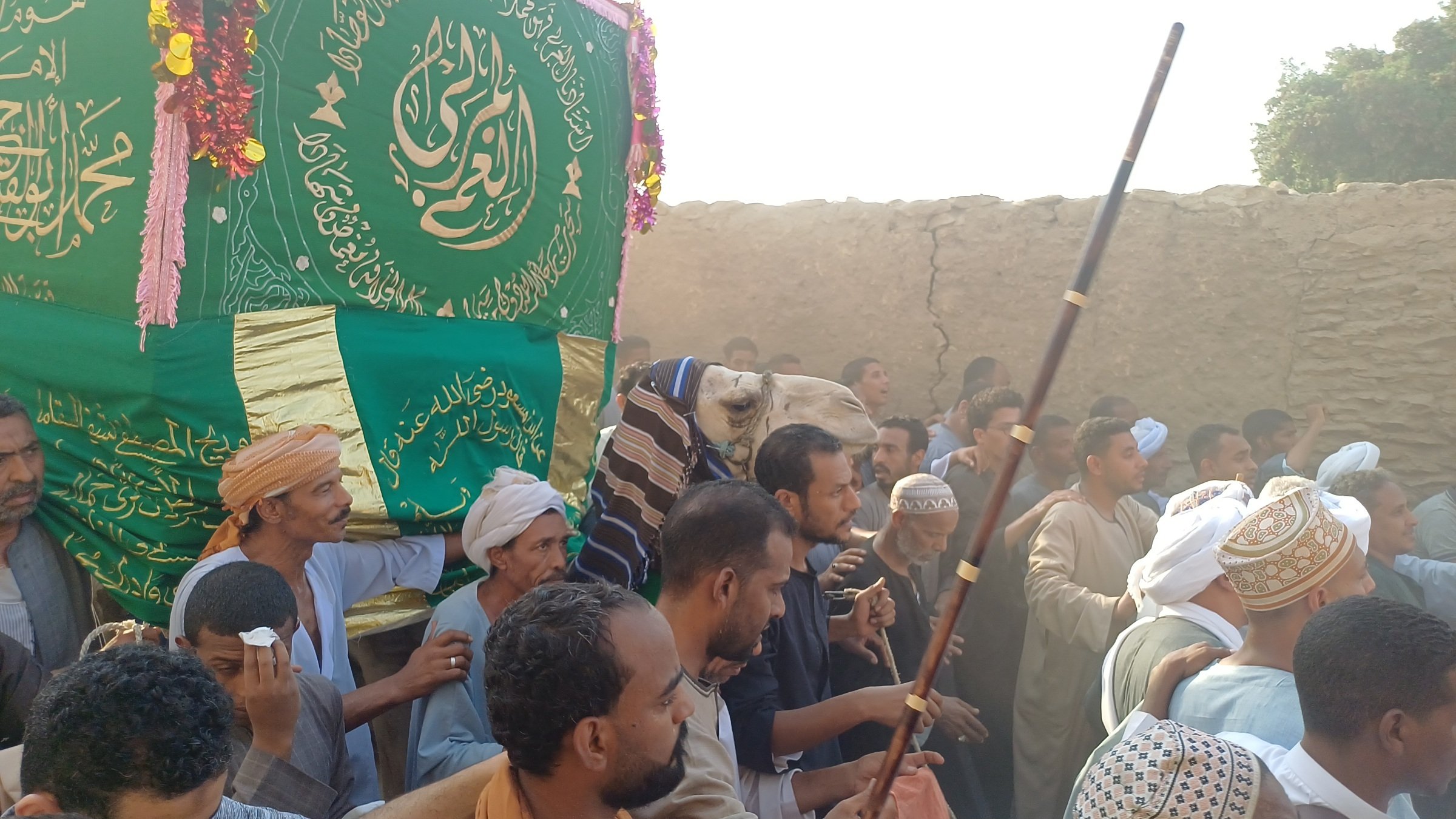 الجمل والقبة الخضراء