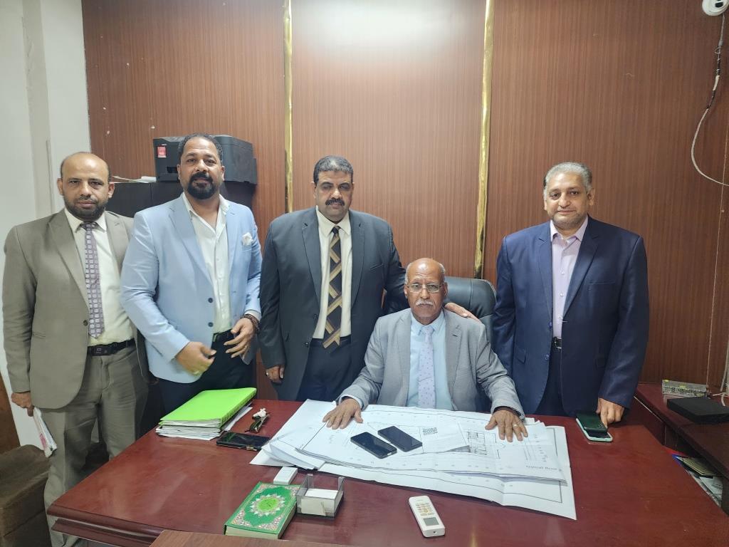 نقيب المحامين وقيادات النقابة خلال شرح تفاصيل النادي