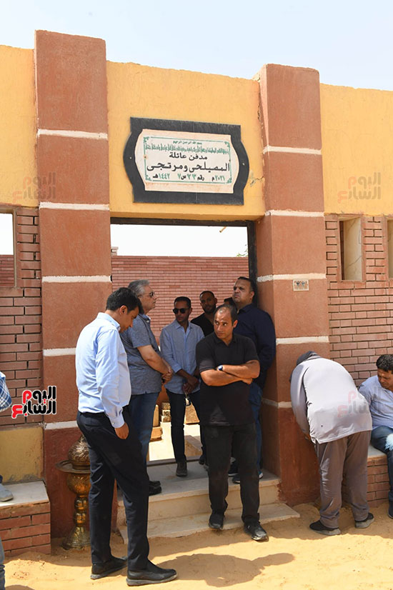 انتظار المواطنين وصول الجثمان انتظار المواطنين وصول الجثمان