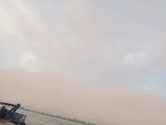 العاصفة الترابية تجتاح أسوان وإيقاف الملاحة العاصفة الترابية تجتاح أسوان وإيقاف الملاحة