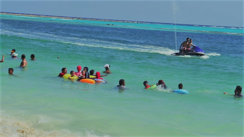 شواطئ مطروح تفتح أحضانها لعشاقها  (5)