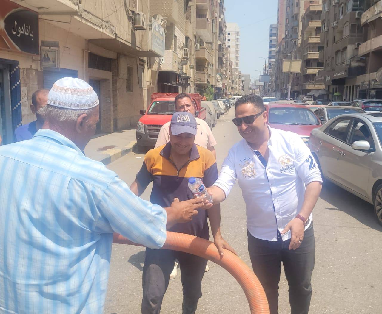 رئيس مدينة بنها مع العمال