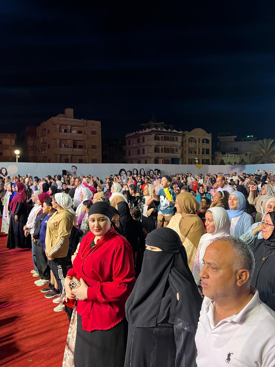 وقوف الجمهور للنشيد الوطني