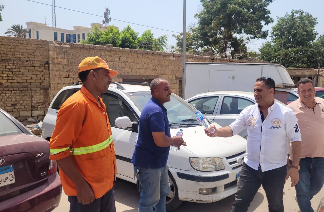 خلال توزيع المياه على العمال