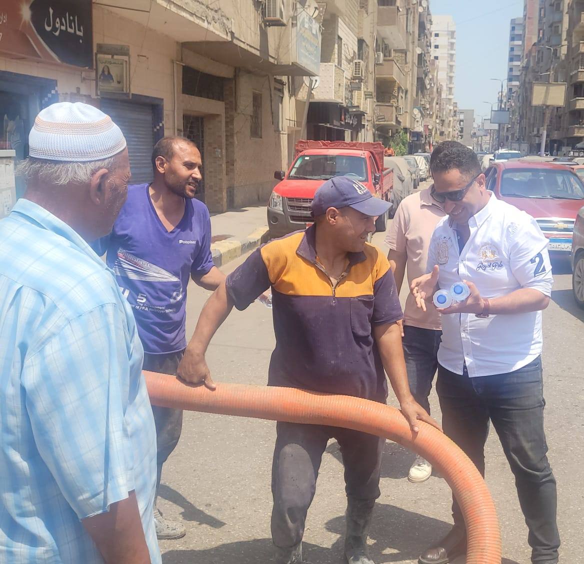 رئيس مدينة بنها وسط عمال النظافة