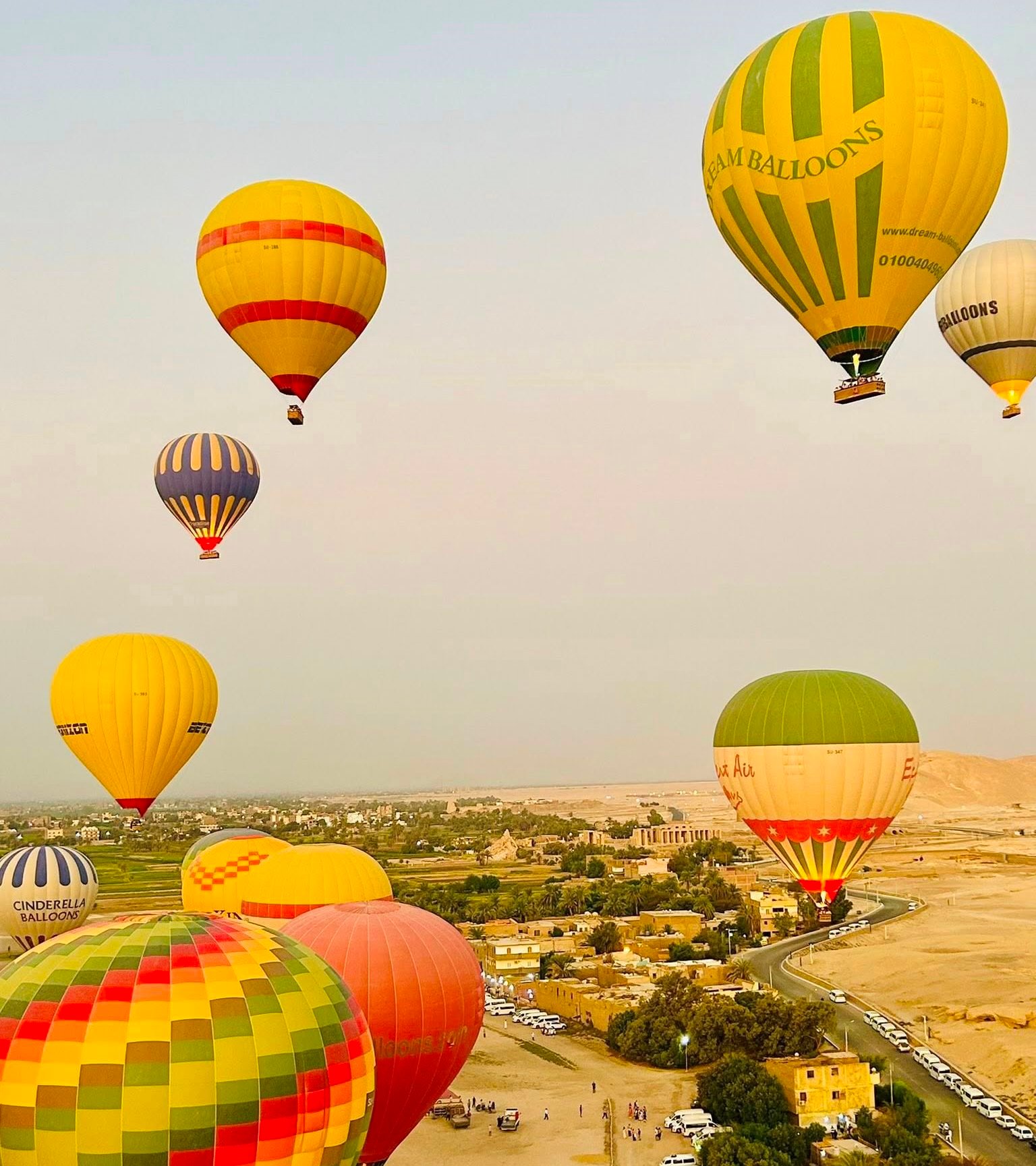 البالون يغرد في السماء بالأفواج السياحية يومياً رغم ارتفاع درجات الحرارة