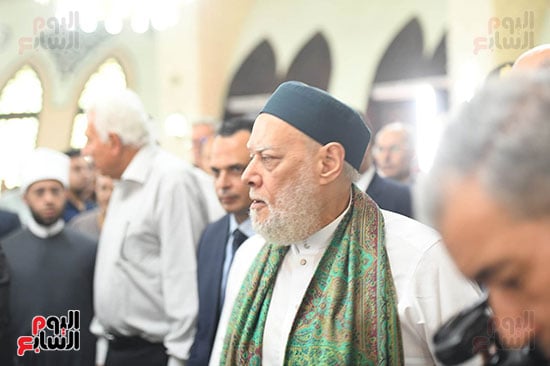 الشيخ على جمعة خلال صلاة الجنازة الشيخ على جمعة خلال صلاة الجنازة