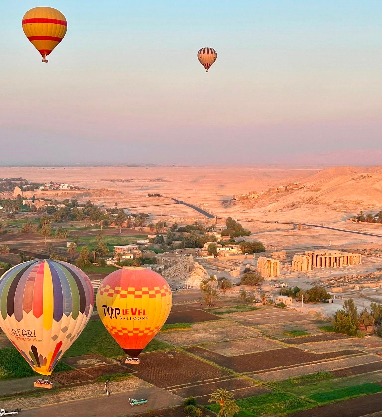 جانب من تحليق البالونات الطائرة فى غرب الأقصر