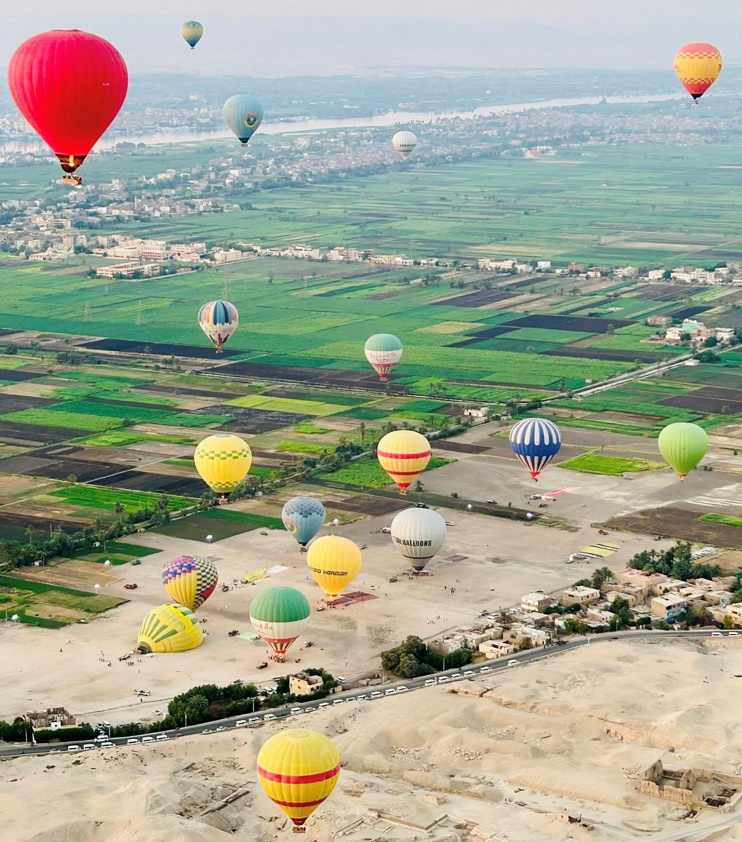 جانب من تحليق رحلات البالون الطائر بالأقصر