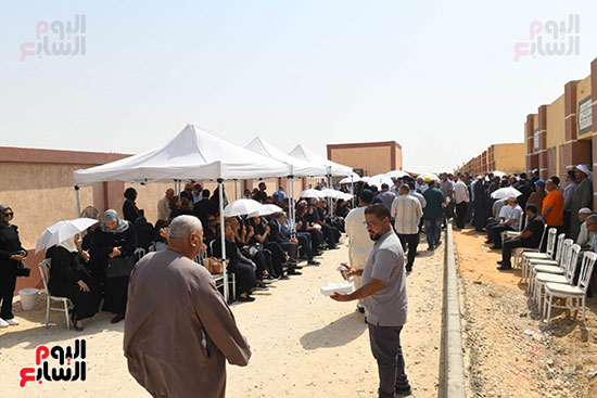 أقارب وأسرة الدكتور على المصيلحى خلال دفن الجثمان أقارب وأسرة الدكتور على المصيلحى خلال دفن الجثمان