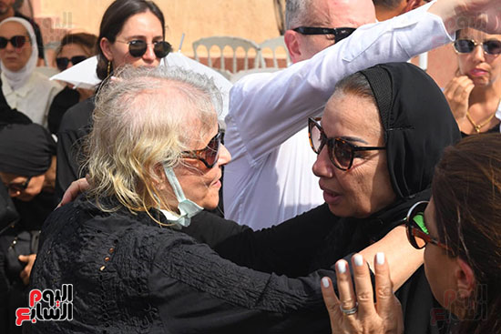 زوجة الدكتور على المصيلحى تتلقى العزاء زوجة الدكتور على المصيلحى تتلقى العزاء