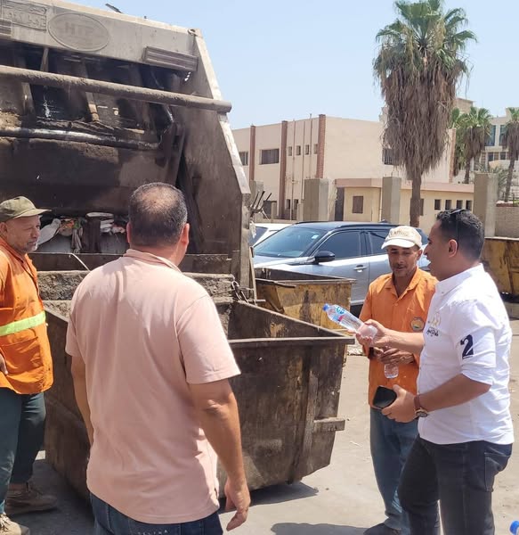 أثناء توزيع المياه على عمال النظافة