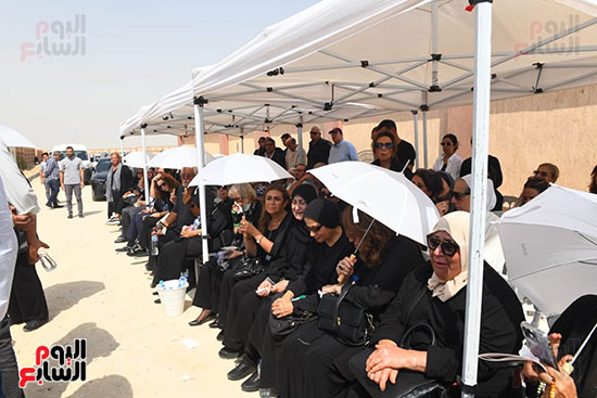 تواجد السيدات أمام المقابر لتشييع الجثمان تواجد السيدات أمام المقابر لتشييع الجثمان
