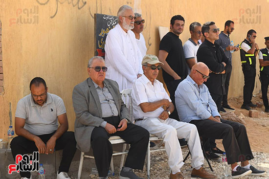 جانب من انتظار المواطنين وصول الجثمان جانب من انتظار المواطنين وصول الجثمان