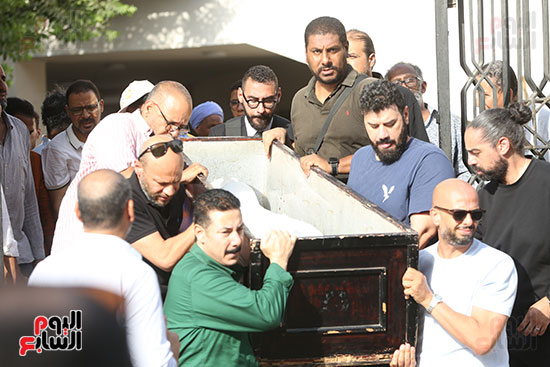 انتهاء صلاة الجنازة على صنع الله إبراهيم