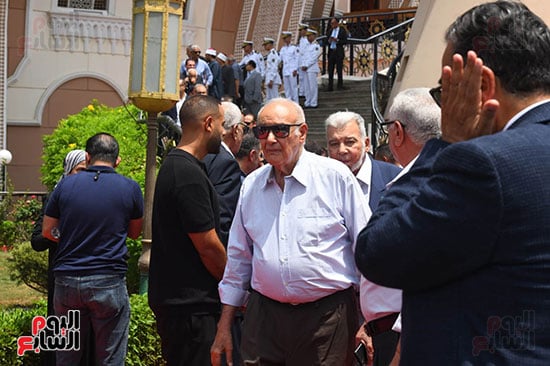 جانب من الحضور فى الجنازة جانب من الحضور فى الجنازة
