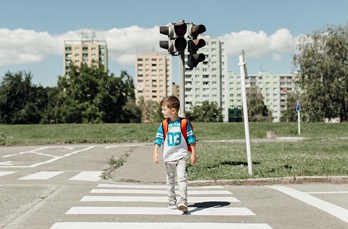 طفل يعبر الشارع