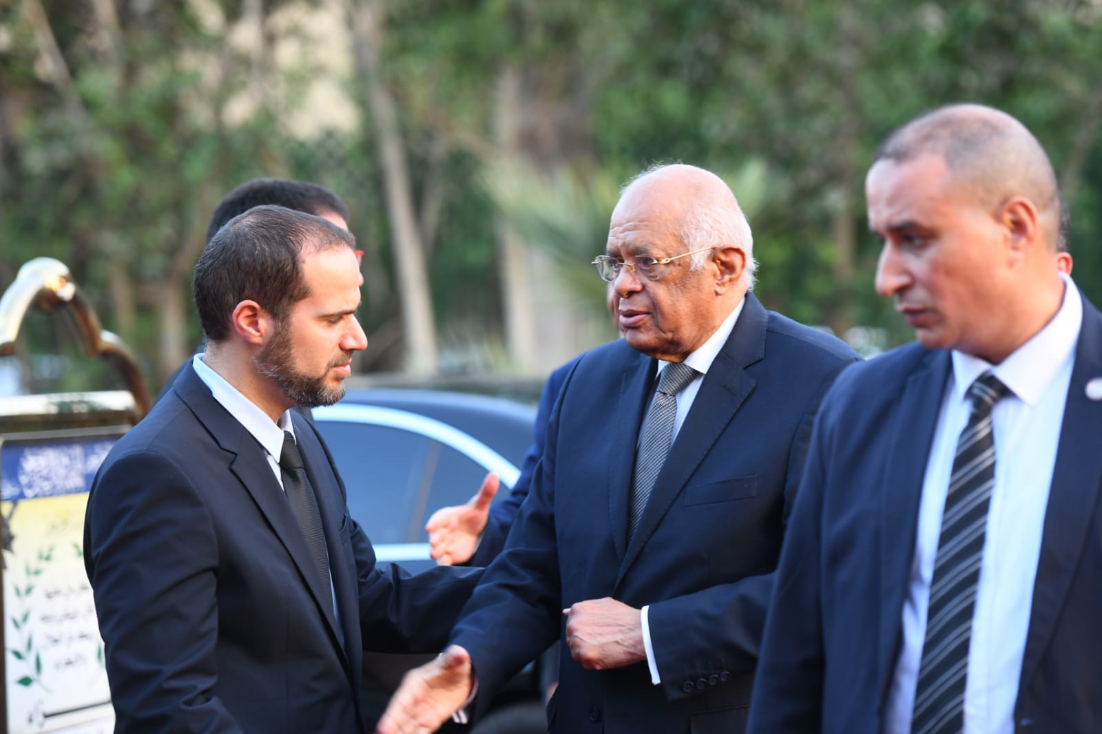 وصول الدكتور على عبدالعال إلى العزاء