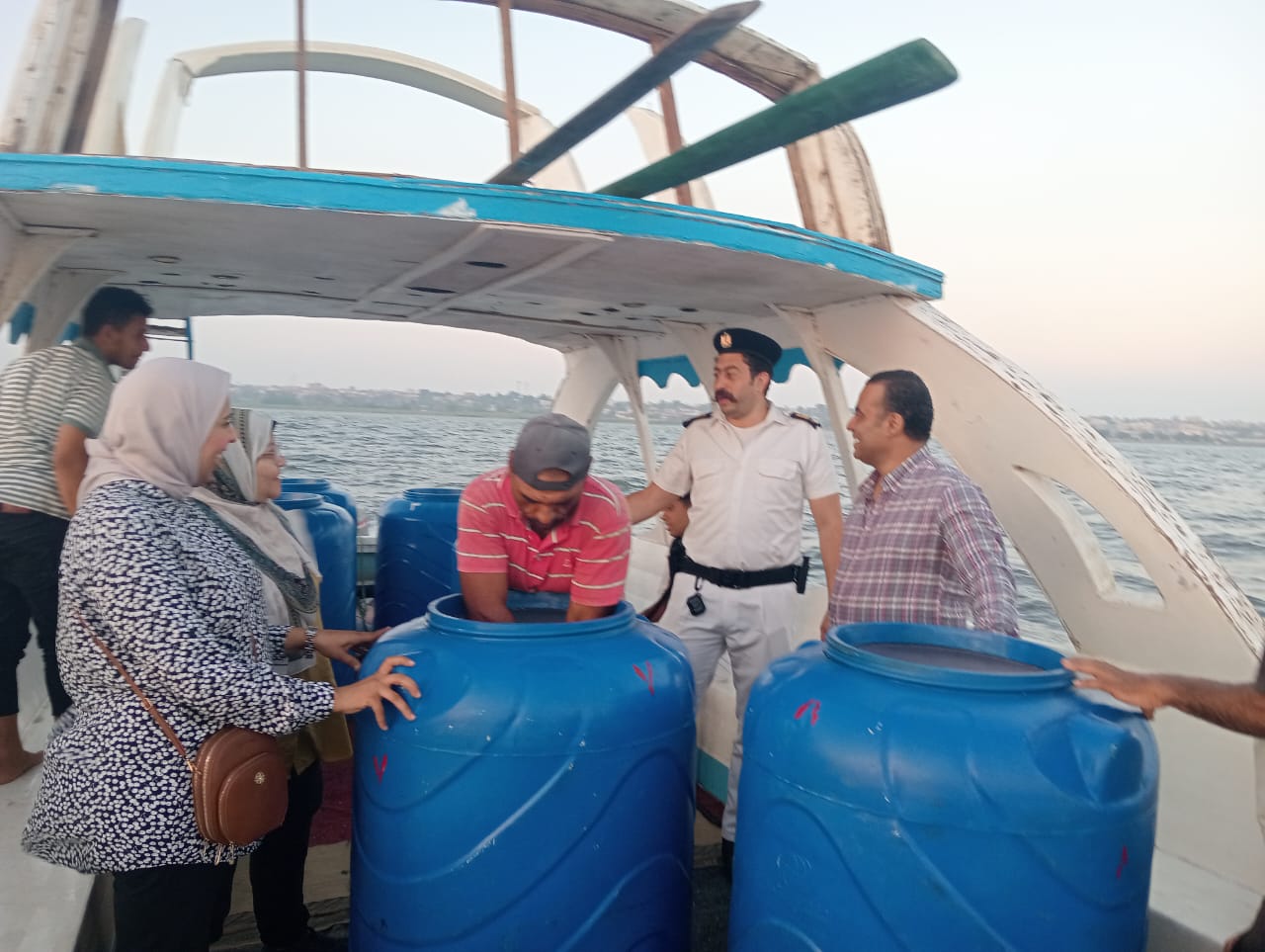 إنزال كميات من يرقات الجمبري للبحيرة  (1)