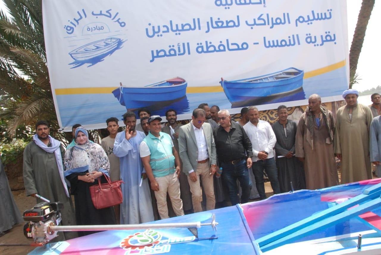 دعم صيادين قرية النمسا بتسليمهم 21 مركب وأدوات صيد
