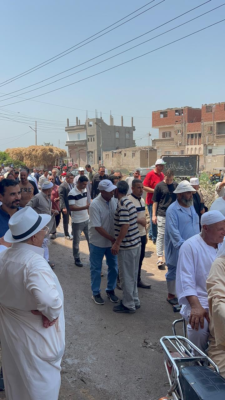 المشيعين امام المقابر