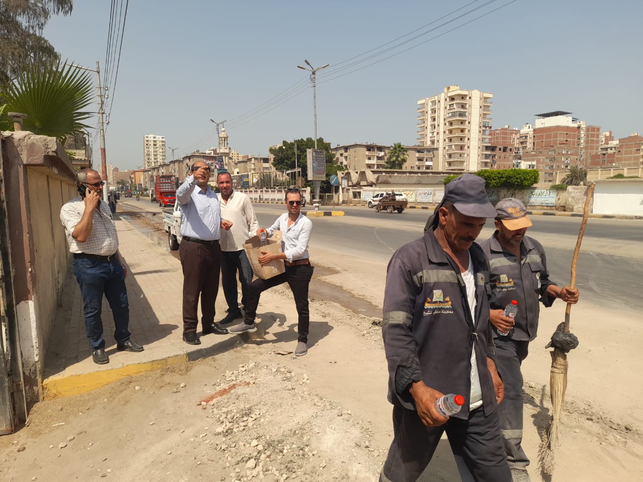 توزيع مياه مثلجة على العمال