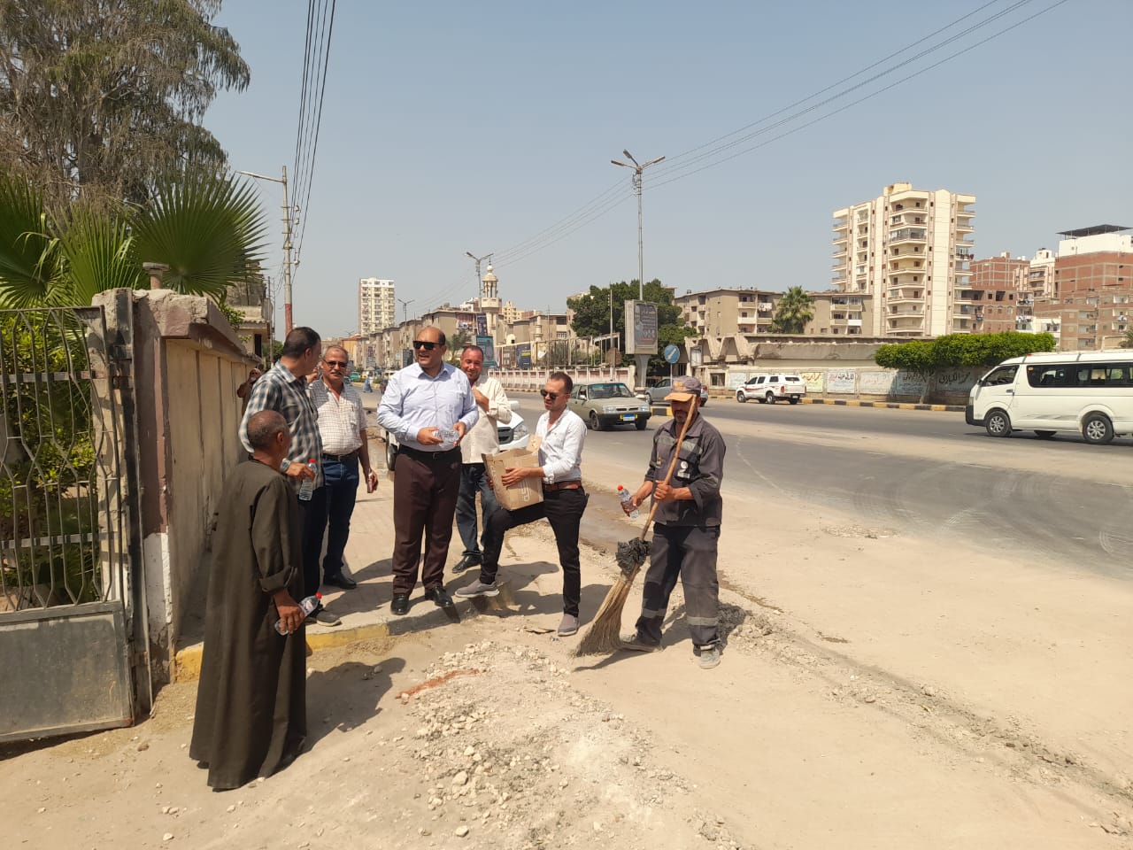 توزيع عصائر على عمال النظافة