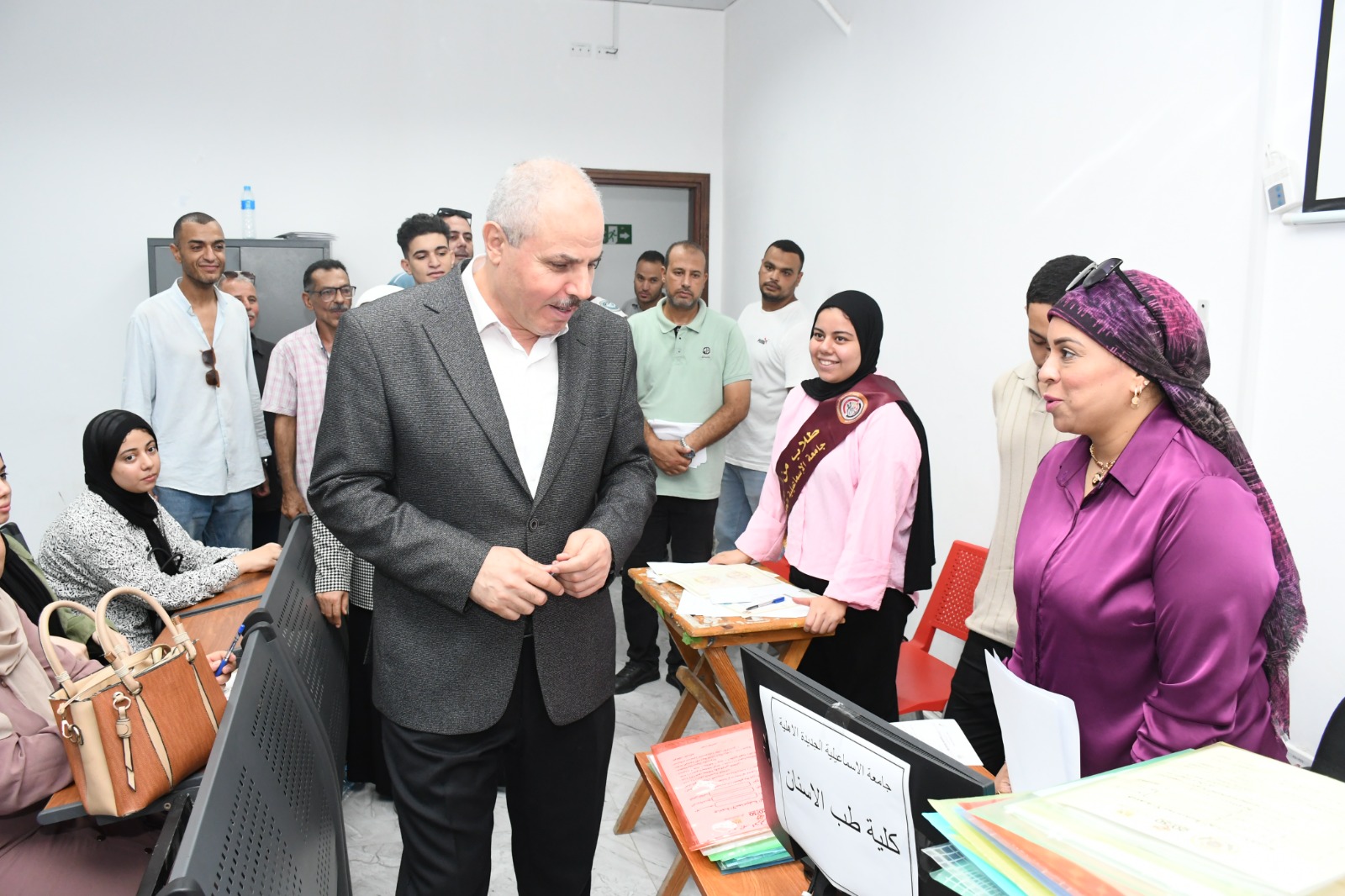 جانب من جولة رئيس الجامعة (2)