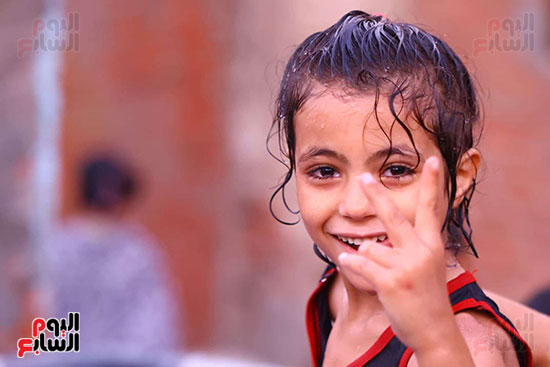 طفلة سعيدة بحمام السباحة طفلة سعيدة بحمام السباحة