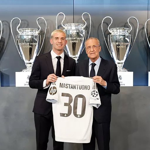 ماستانتونو يحمل قميصه مع ريال مدريد