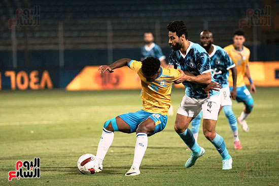 أحمد سامي يحاول استخلاص الكره أحمد سامي يحاول استخلاص الكره