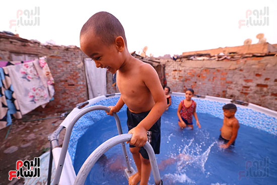 طفل يصعد حمام السباحة طفل يصعد حمام السباحة