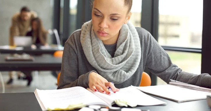 طالبة جامعية