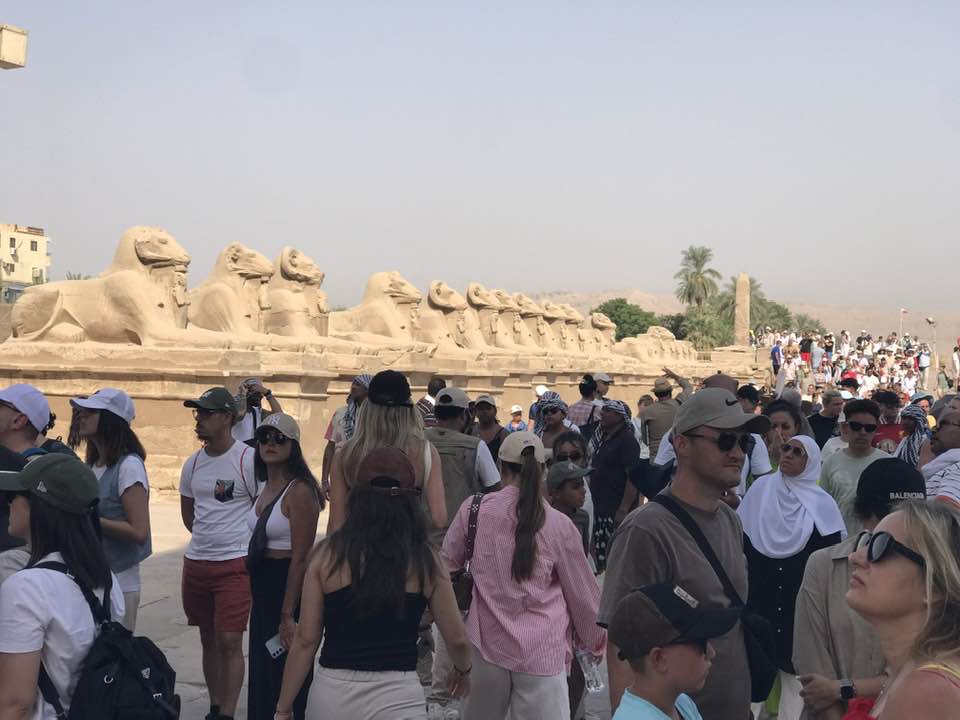 جانب من الزيارات الكبيرة لسياح العالم فى معابد الأقصر