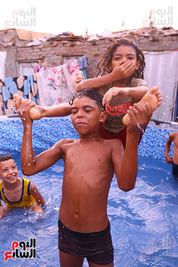 طفل يلهو طفل يلهو