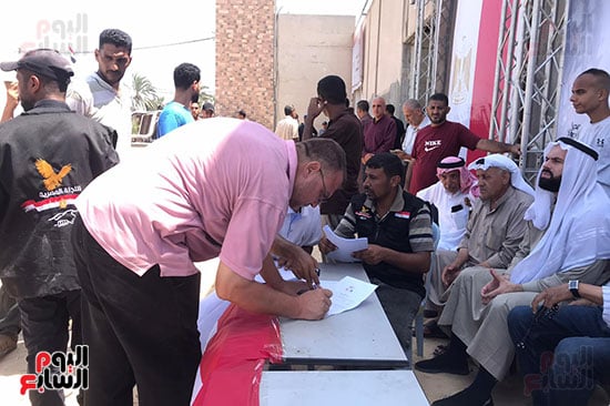 اللجنة المصرية توزع آلاف الطرود