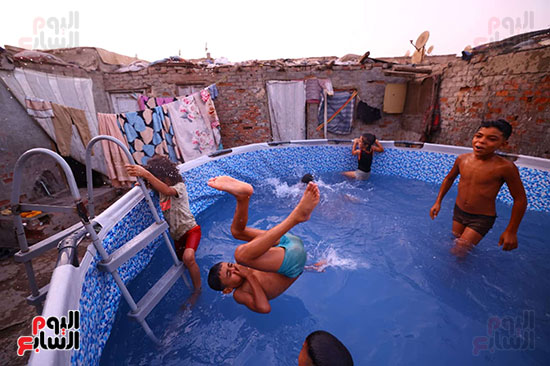 طفل يستعرض مهاراته طفل يستعرض مهاراته