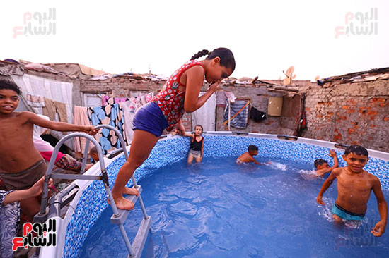 طفلة تقفز فى حمام السباحة طفلة تقفز فى حمام السباحة