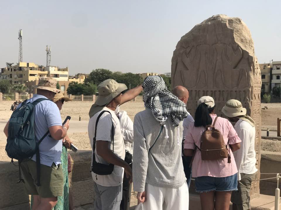 جانب من استمتاع السياح فى قلب المعابد الفرعونية