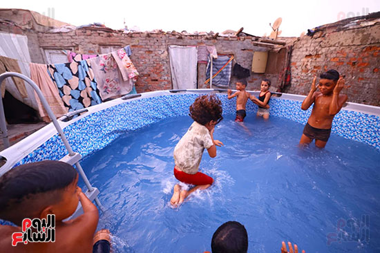 طفلة صغيرة تسبح طفلة صغيرة تسبح