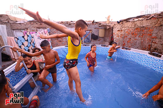 أطفال يسبحون أطفال يسبحون