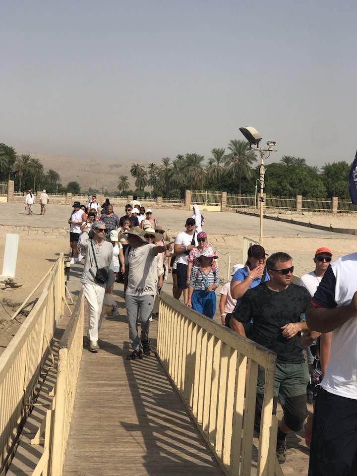 توافد السائحين على معابد الأقصر